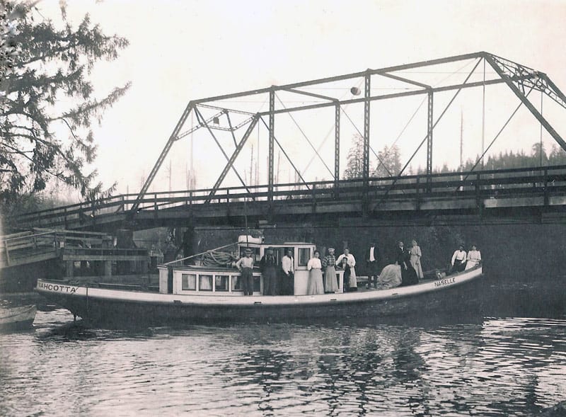 Boat bringing supplies to Cathlamet